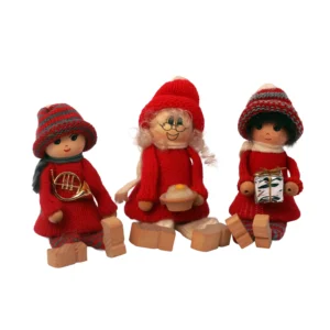 Tre nissepiger i stof med forskellige udtryk – juledekorationer til fordel for UNICEF